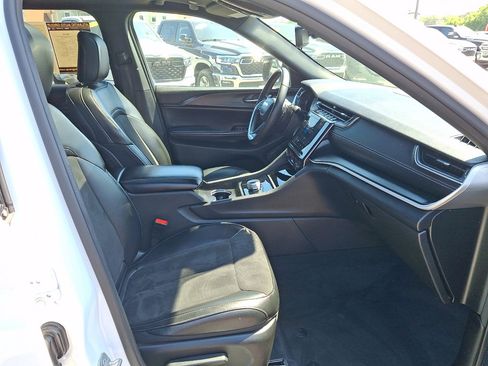Used 2024 Jeep Grand Cherokee Altitude AWD/4WD image 11