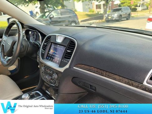 Used 2018 Chrysler 300 Limited image 16