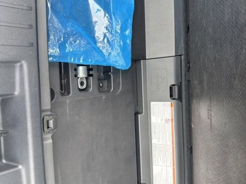 Used 2020 Toyota Highlander XLE image 24