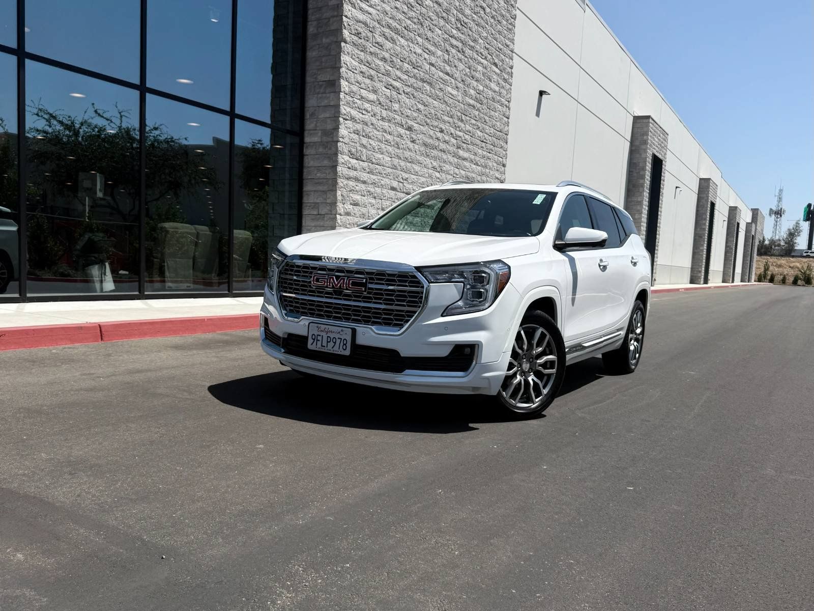 Used 2022 GMC Terrain Denali w/ Denali Premium Package AWD/4WD image 1