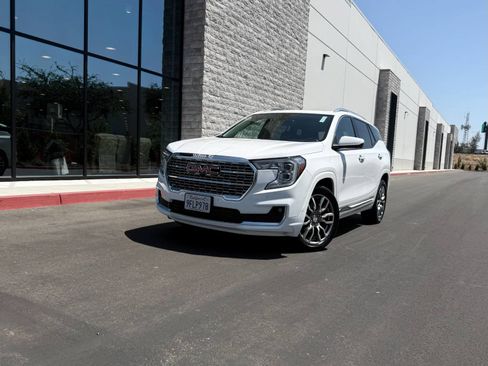Used 2022 GMC Terrain Denali w/ Denali Premium Package AWD/4WD image 1