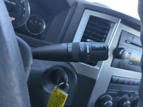 Used 2010 Jeep Grand Cherokee Laredo image 24