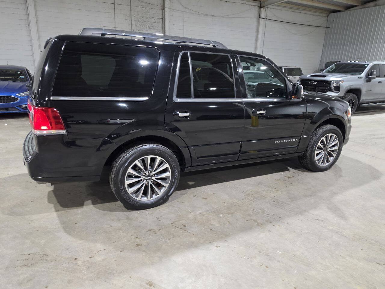 Used 2017 Lincoln Navigator Select AWD/4WD image 12