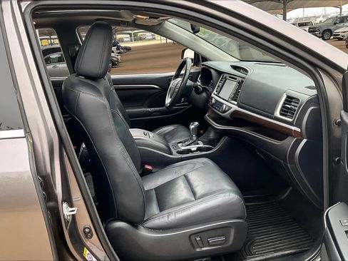 Used 2014 Toyota Highlander Limited Platinum AWD/4WD image 9