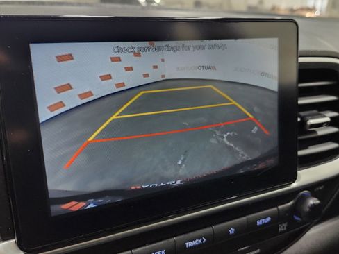 Used 2021 Hyundai Venue SE image 2