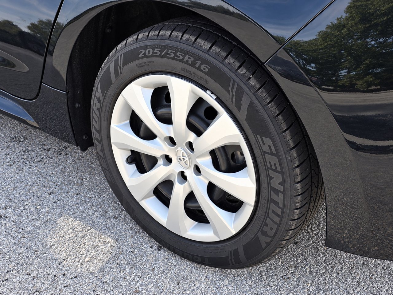 Used 2025 Toyota Corolla LE FWD image 4