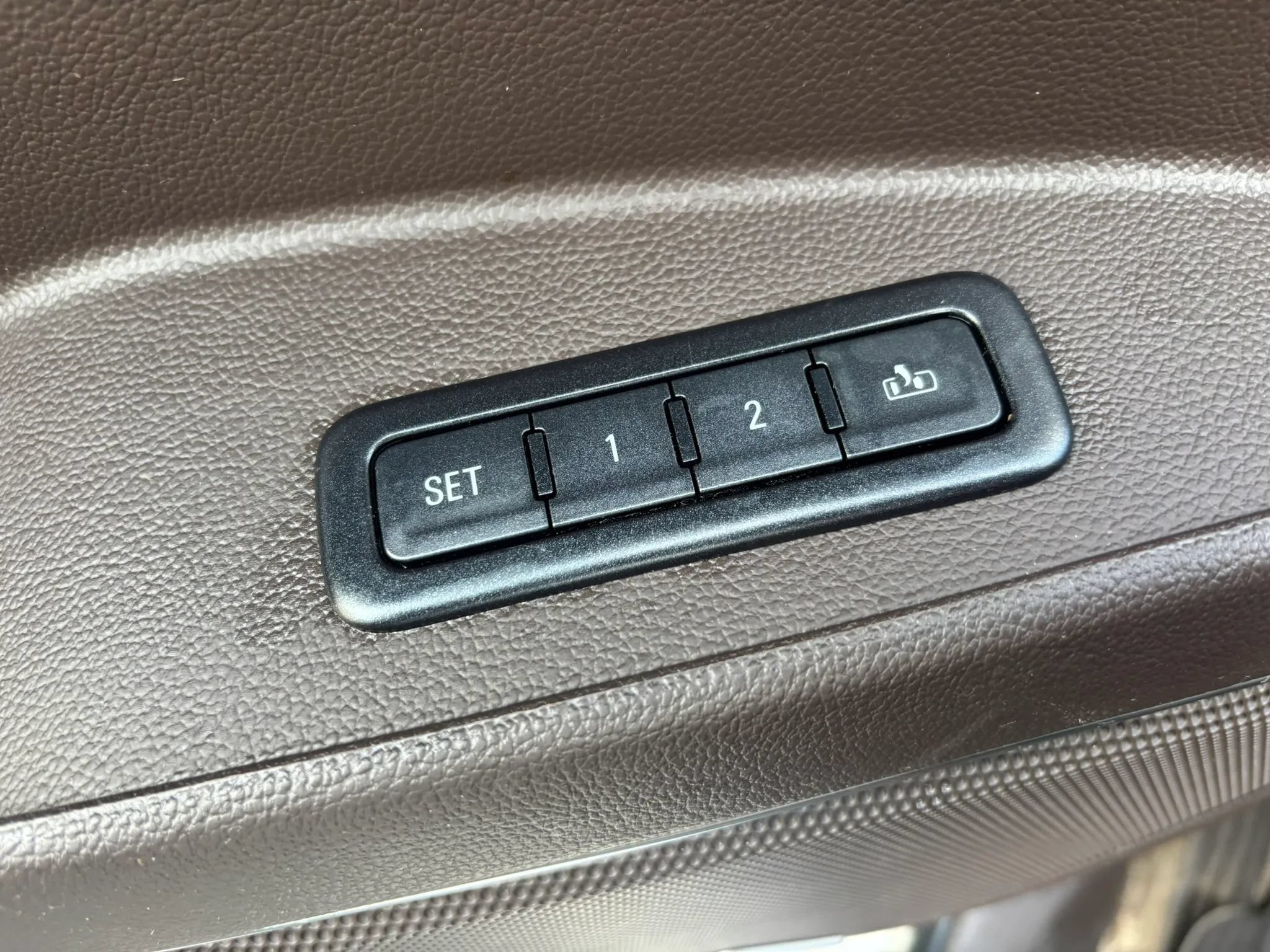 Used 2015 GMC Yukon Denali w/ Touring Package AWD/4WD image 25