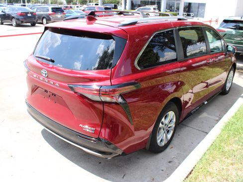 Used 2024 Toyota Sienna Platinum AWD/4WD image 9