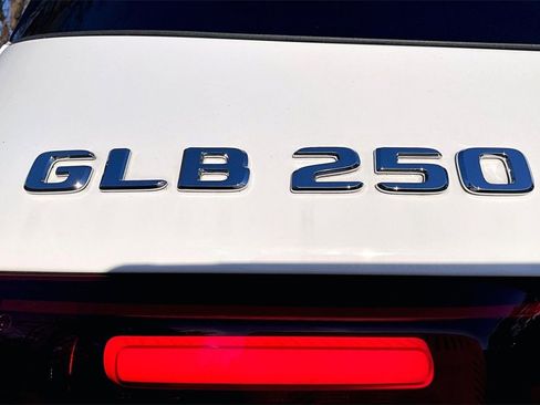 Used 2025 Mercedes-Benz GLB 250 4MATIC image 33