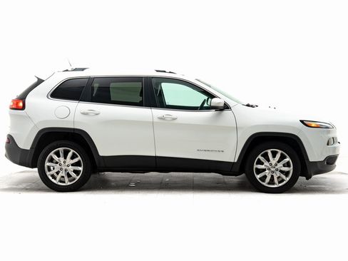 Used 2017 Jeep Cherokee Limited image 2