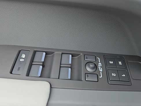 New 2026 Land Rover Defender 110 X-Dynamic SE image 27