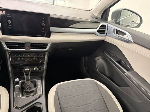 Used 2025 Volkswagen Taos SE w/ Panoramic Sunroof Package FWD image 26