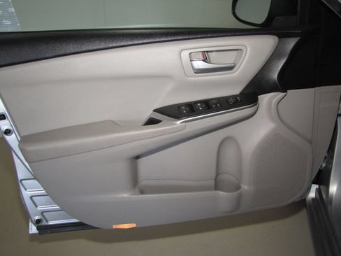 Used 2016 Toyota Camry LE FWD image 9