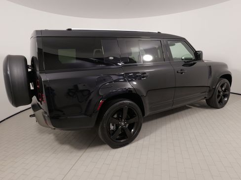 Used 2024 Land Rover Defender 130 X-Dynamic SE AWD/4WD image 14