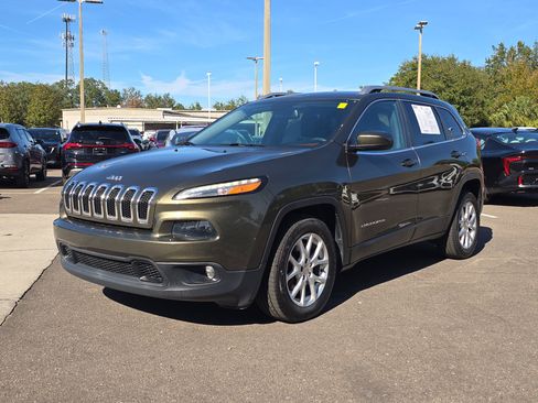 Used 2016 Jeep Cherokee Latitude w/ Cold Weather Group image 4