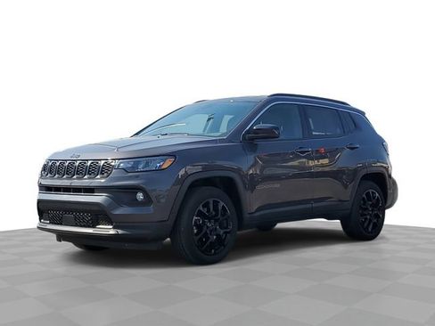 Used 2024 Jeep Compass Latitude AWD/4WD image 1