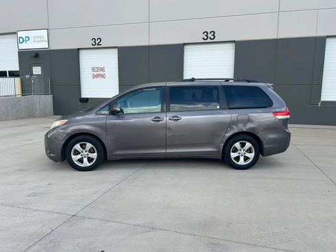 Used 2013 Toyota Sienna LE w/ Towing Pkg FWD image 2