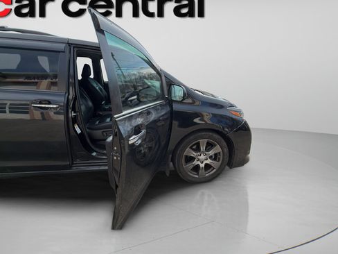 Used 2017 Toyota Sienna SE Premium FWD image 9