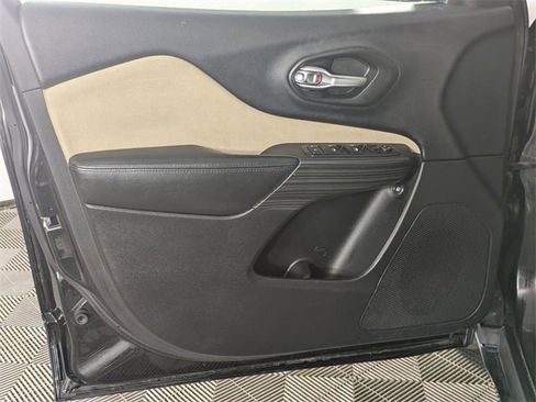 Used 2016 Jeep Cherokee Sport image 12