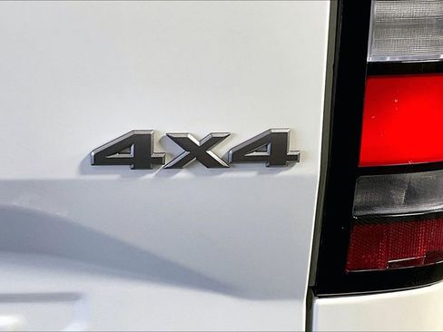 Certified 2025 Nissan Frontier SV w/ SV Convenience Package image 40