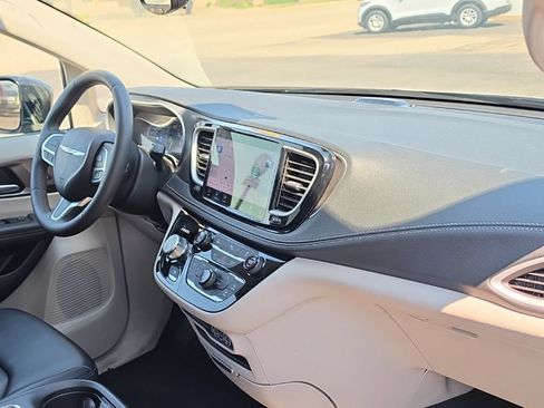 Used 2024 Chrysler Pacifica Limited FWD image 35