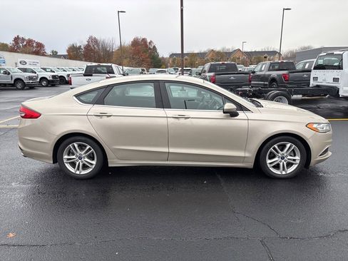 Used 2018 Ford Fusion SE w/ Fusion SE Technology Package image 4