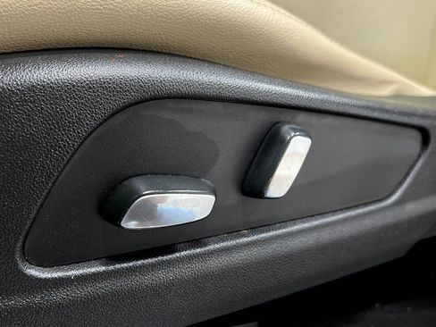 Used 2019 Cadillac XT5 FWD image 17