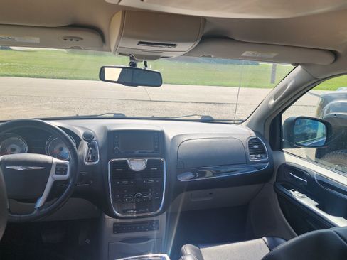 Used 2012 Chrysler Town & Country Touring-L w/ Entertainment Group #2 FWD image 8