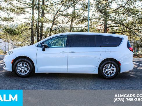 Used 2024 Chrysler Pacifica Touring-L image 6