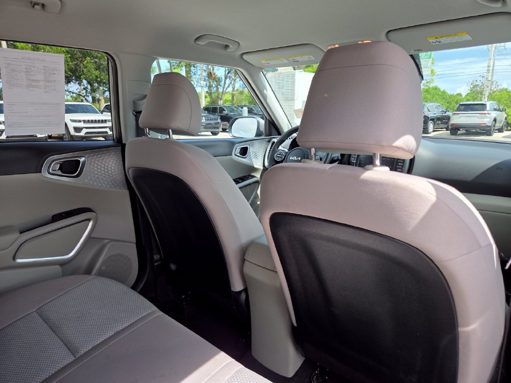 Used 2025 Kia Soul LX w/ LX Technology Package FWD image 17