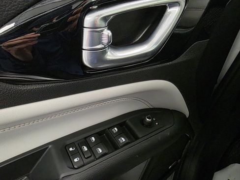 Used 2025 Jeep Compass Limited w/ Sun & Sound Group image 9