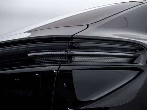 Certified 2025 Porsche Macan Electric image 12