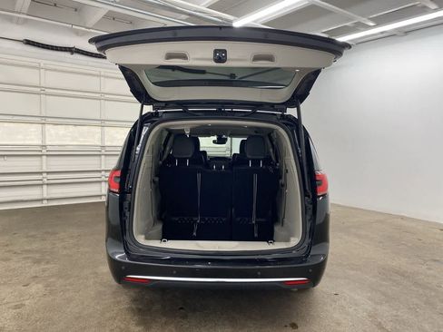 Used 2024 Chrysler Pacifica Select image 29