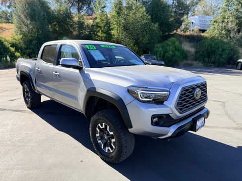 Used 2020 Toyota Tacoma TRD Off-Road w/ Technology Package AWD/4WD image 4