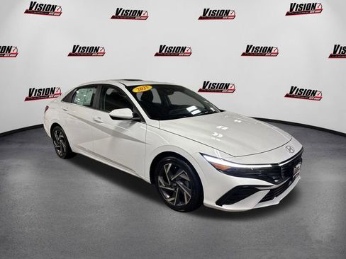 Used 2025 Hyundai Elantra SEL image 3