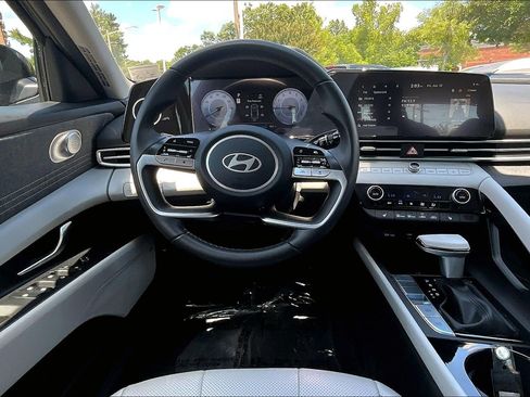 Used 2025 Hyundai Elantra Limited FWD image 5
