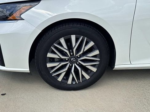 Used 2025 Nissan Altima 2.5 SV FWD image 5