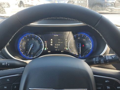 Used 2025 Chrysler Pacifica Select FWD image 14