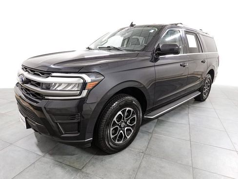 Used 2023 Ford Expedition Max XLT image 3