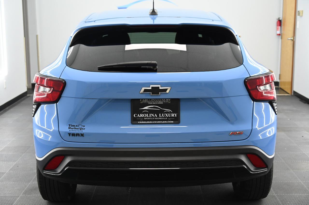 Used 2024 Chevrolet Trax RS w/ Sunroof Package FWD image 3