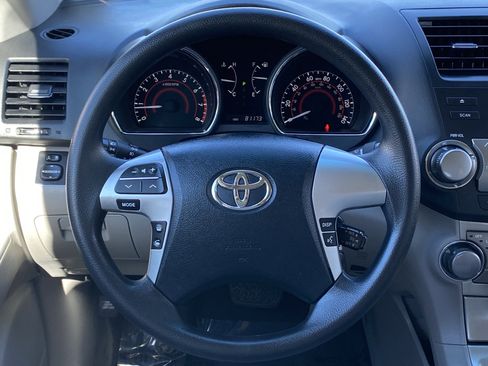 Used 2012 Toyota Highlander FWD w/ Tech Pkg image 17
