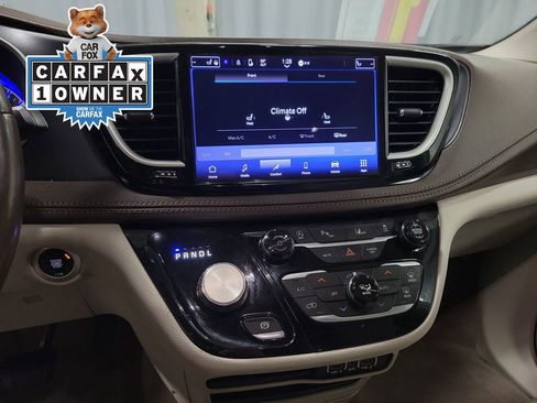 Used 2021 Chrysler Pacifica Touring-L FWD image 14