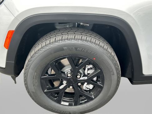 New 2025 Jeep Grand Cherokee L Altitude image 14