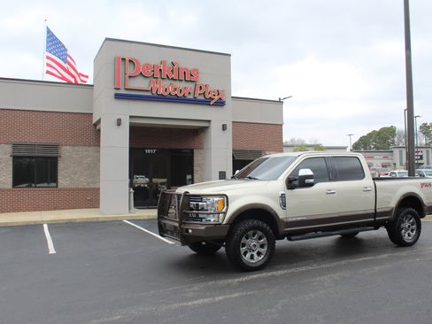 Used 2017 Ford F250 Lariat w/ Chrome Package image 34