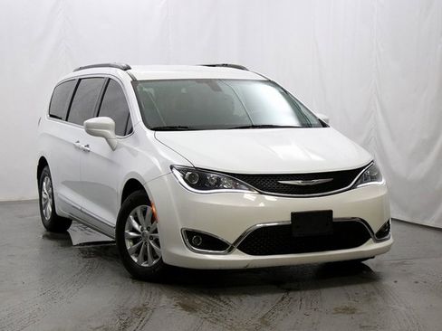 Used 2017 Chrysler Pacifica Touring-L image 1