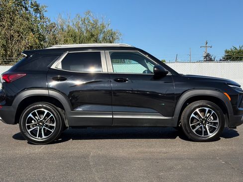 Used 2025 Chevrolet TrailBlazer LT AWD/4WD image 3