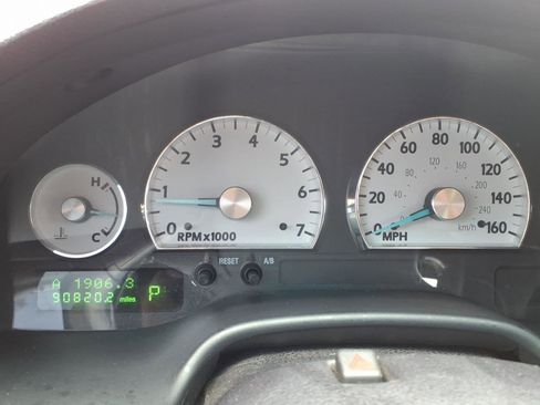 Used 2005 Ford Thunderbird Deluxe image 25