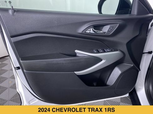 Used 2024 Chevrolet Trax RS FWD image 10