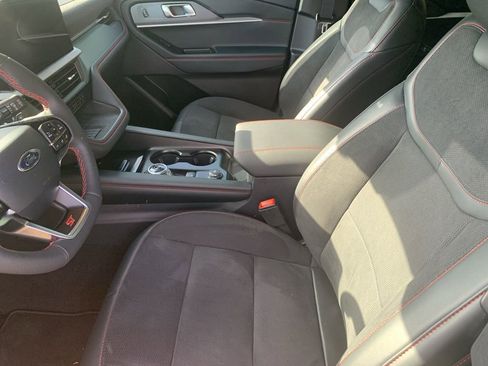 Used 2025 Ford Explorer ST image 3