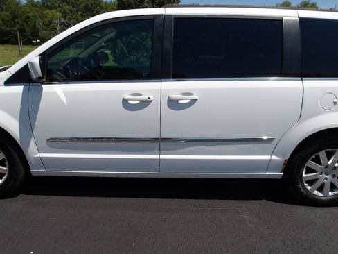 Used 2015 Chrysler Town & Country Touring FWD image 35